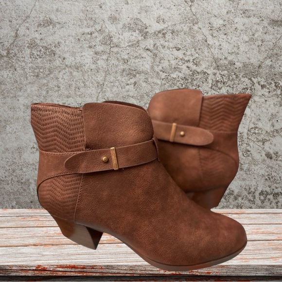 NWT Baretraps Lane Ankle Boots, Women's Size 10 M, Dark Brown faux leather - Picture 1 of 6